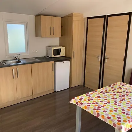 Mobilhome Dans Campsite *